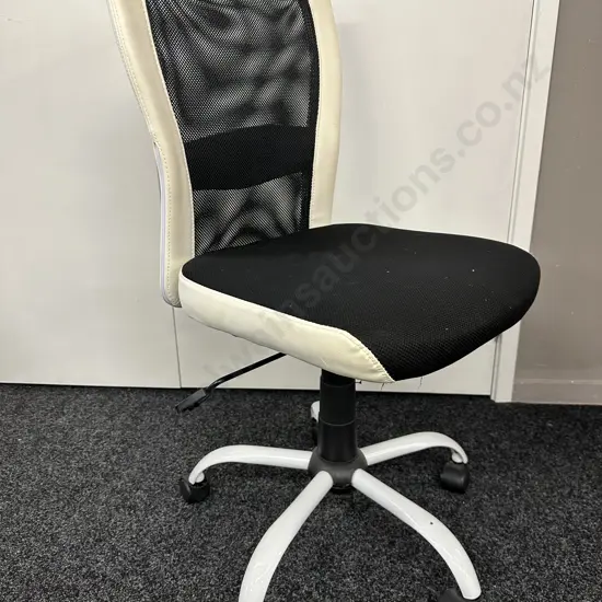 Black & White Single Lever Gaslift Chair, Mesh Back