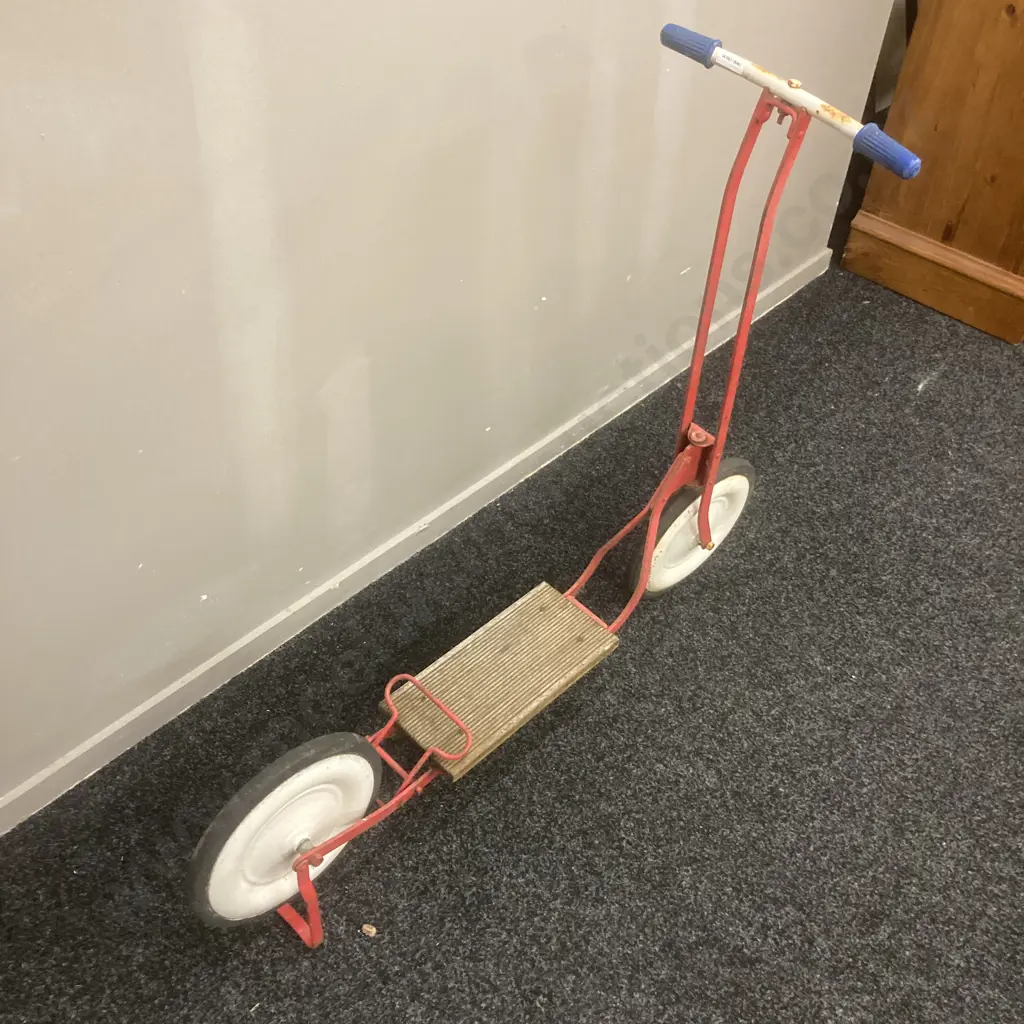 Vintage 1950s Triang Scooter Image 1++