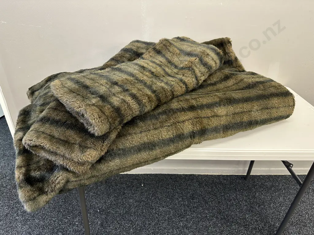 Faux Fur Bed Cover And Pillow Cases x 2 Image 1++