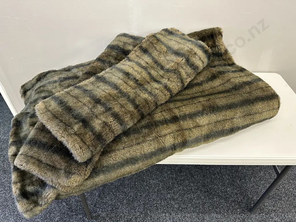 Faux Fur Bed Cover And Pillow Cases x 2 Image 1++