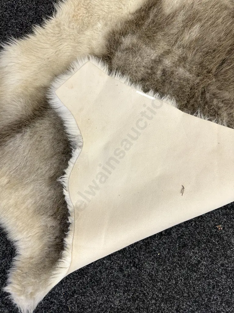 Faux Fur Floor Rug / Throw, 133 x 105 Image 1++