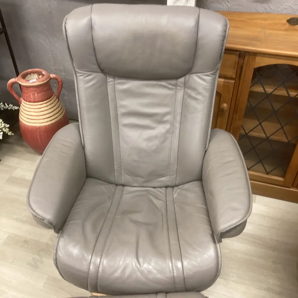 Pair of Stressless Type Recliners With Footstools, IMG Comfort of Norway Image 1++