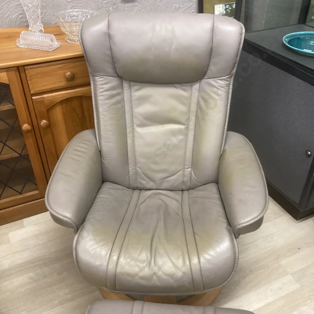 Pair of Stressless Type Recliners With Footstools, IMG Comfort of Norway Image 1++