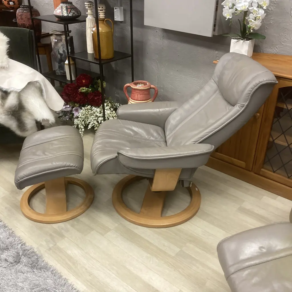 Pair of Stressless Type Recliners With Footstools, IMG Comfort of Norway Image 1++