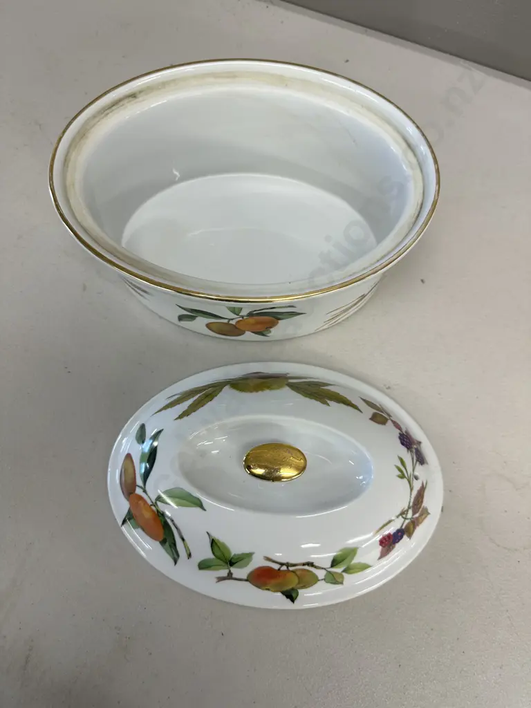 Evesham Royal Worcester Lidded Casserole Dish Image 1++