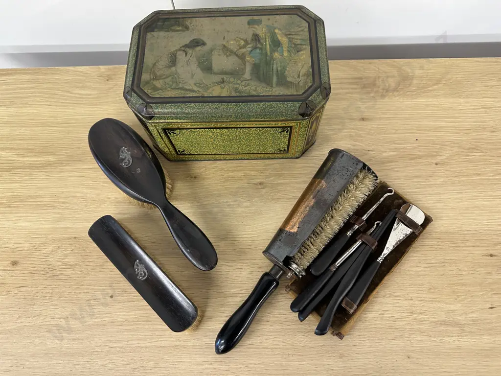 Selection of Vintage Items Including Brush, Clothes Brush Etc Image 1++