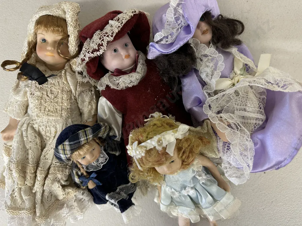 Selection Of Vintage Miniture Porcelain Dolls Image 1++