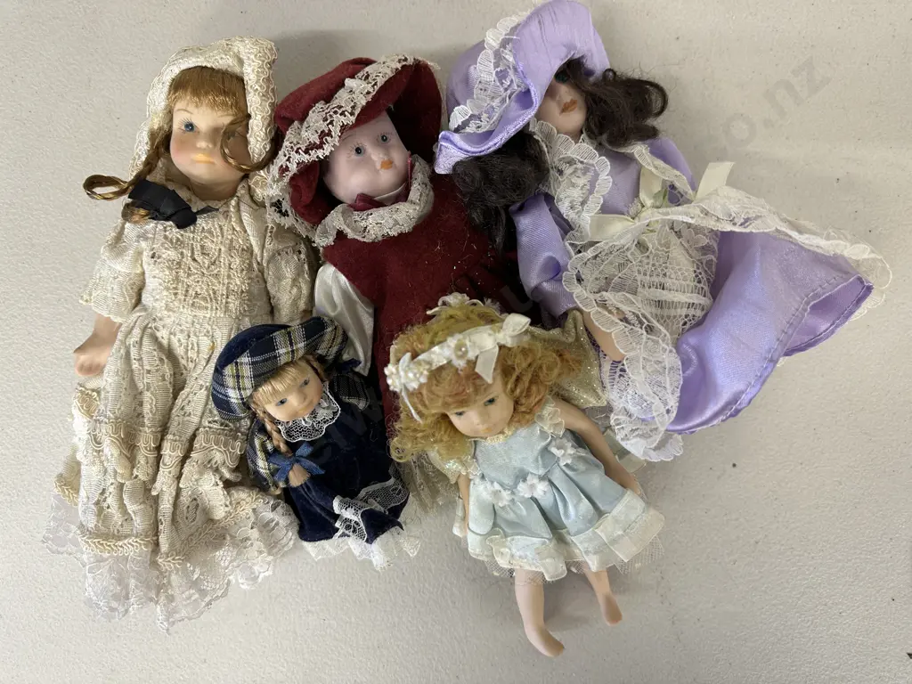 Selection Of Vintage Miniture Porcelain Dolls Image 1++