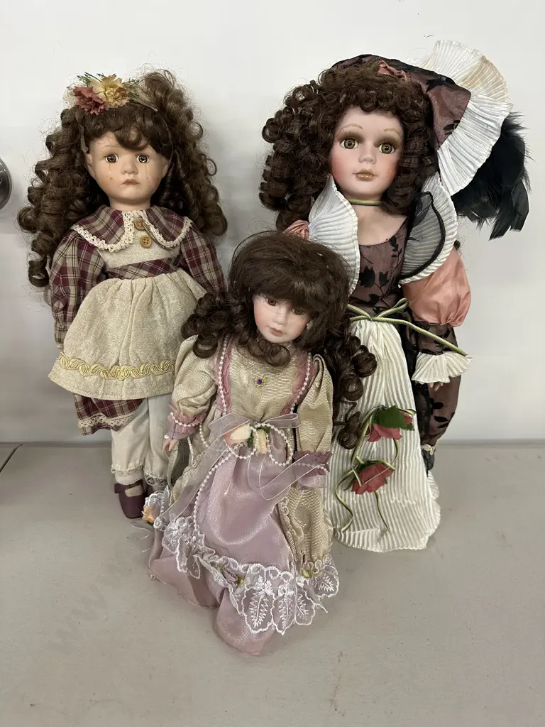 Selection Of Vintage Porcelain Dolls Image 1++
