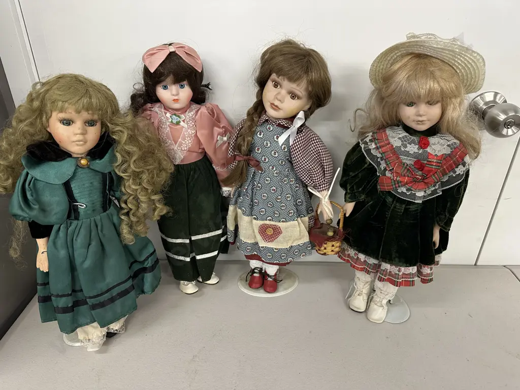 Selection Of Vintage Porcelain Dolls x4 Image 1++