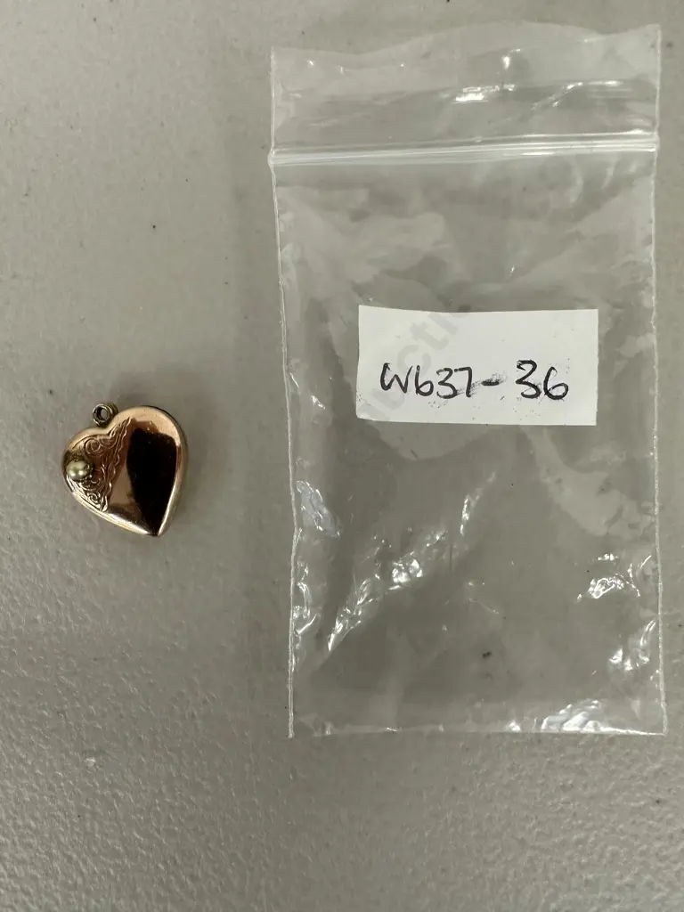 9ct Gold Heart Locket with Pearl? Image 1++