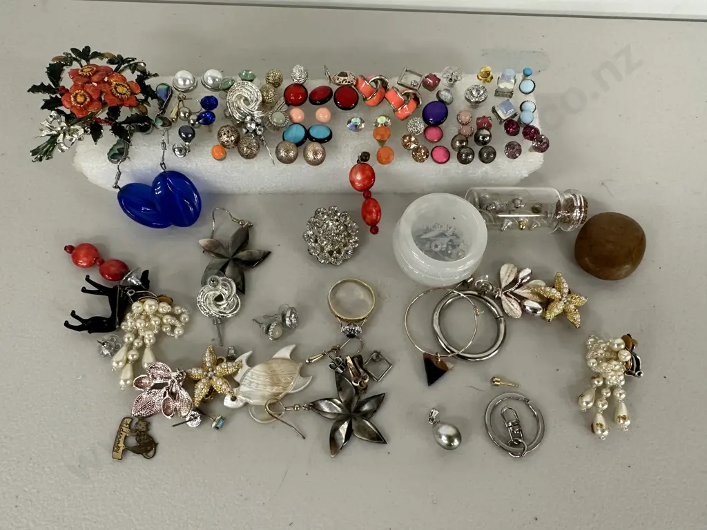 Large Assortment of Earrings etc Image 1++