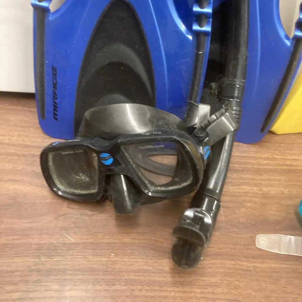 Mirage Masks, Snorkels & 2 Pairs Of Flippers Image 1++