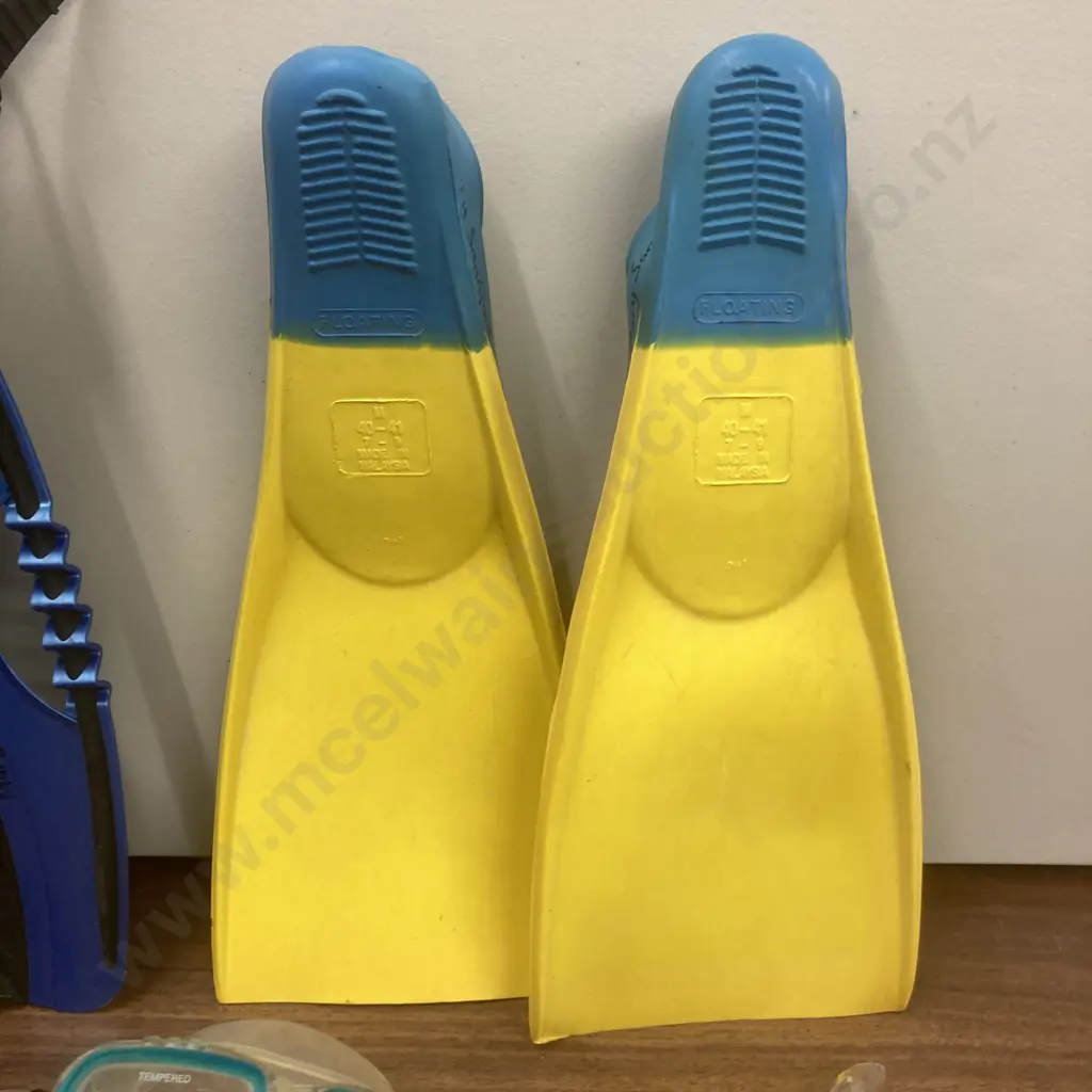 Mirage Masks, Snorkels & 2 Pairs Of Flippers Image 1++