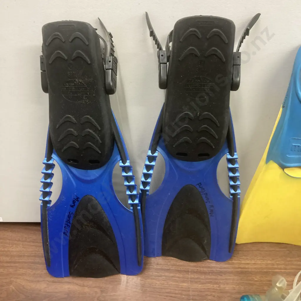 Mirage Masks, Snorkels & 2 Pairs Of Flippers Image 1++