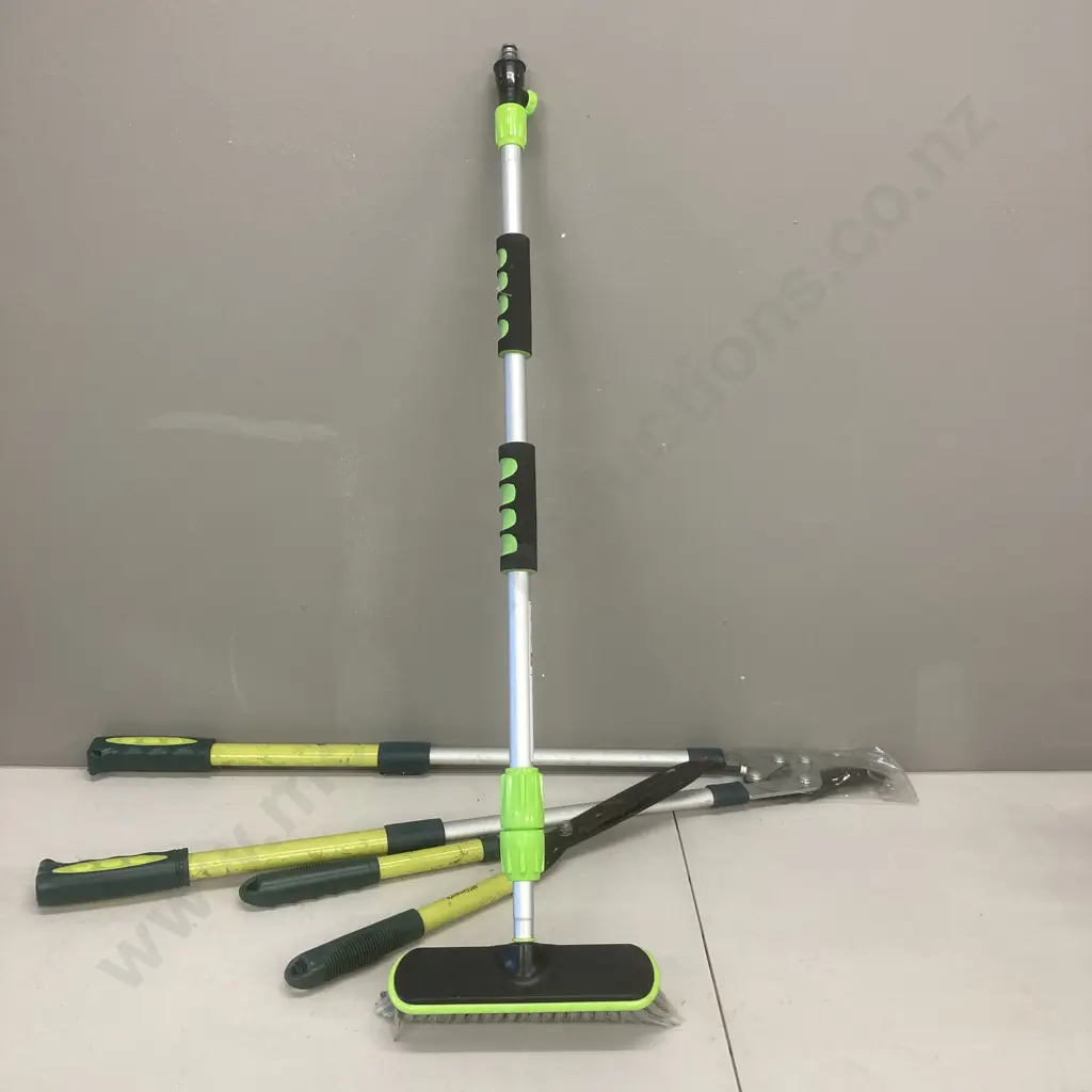 B&D Electric Hedgetrimmer, Extending Wash Brush, McGregors Shears & Loppers Image 1++