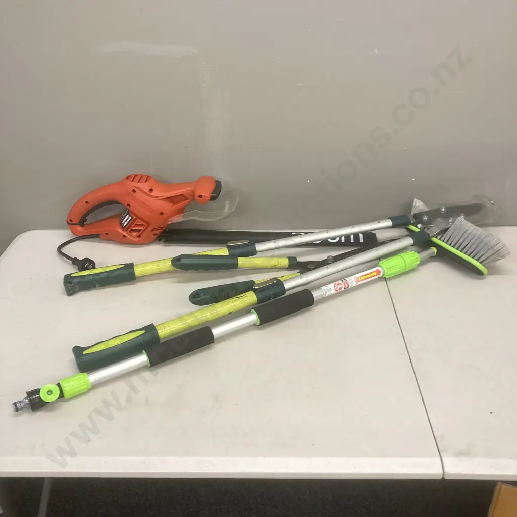 B&D Electric Hedgetrimmer, Extending Wash Brush, McGregors Shears & Loppers Image 1++