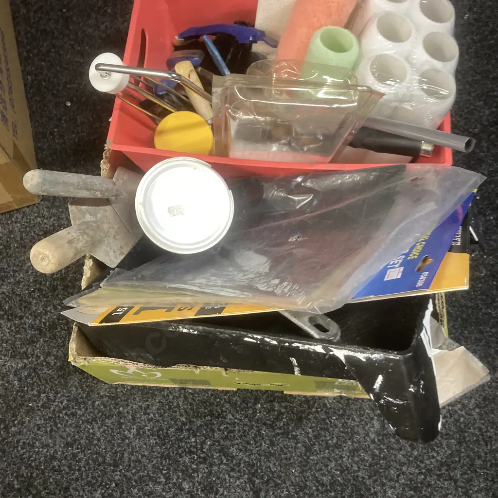Box Lot Painting, Trowels Etc Image 1++