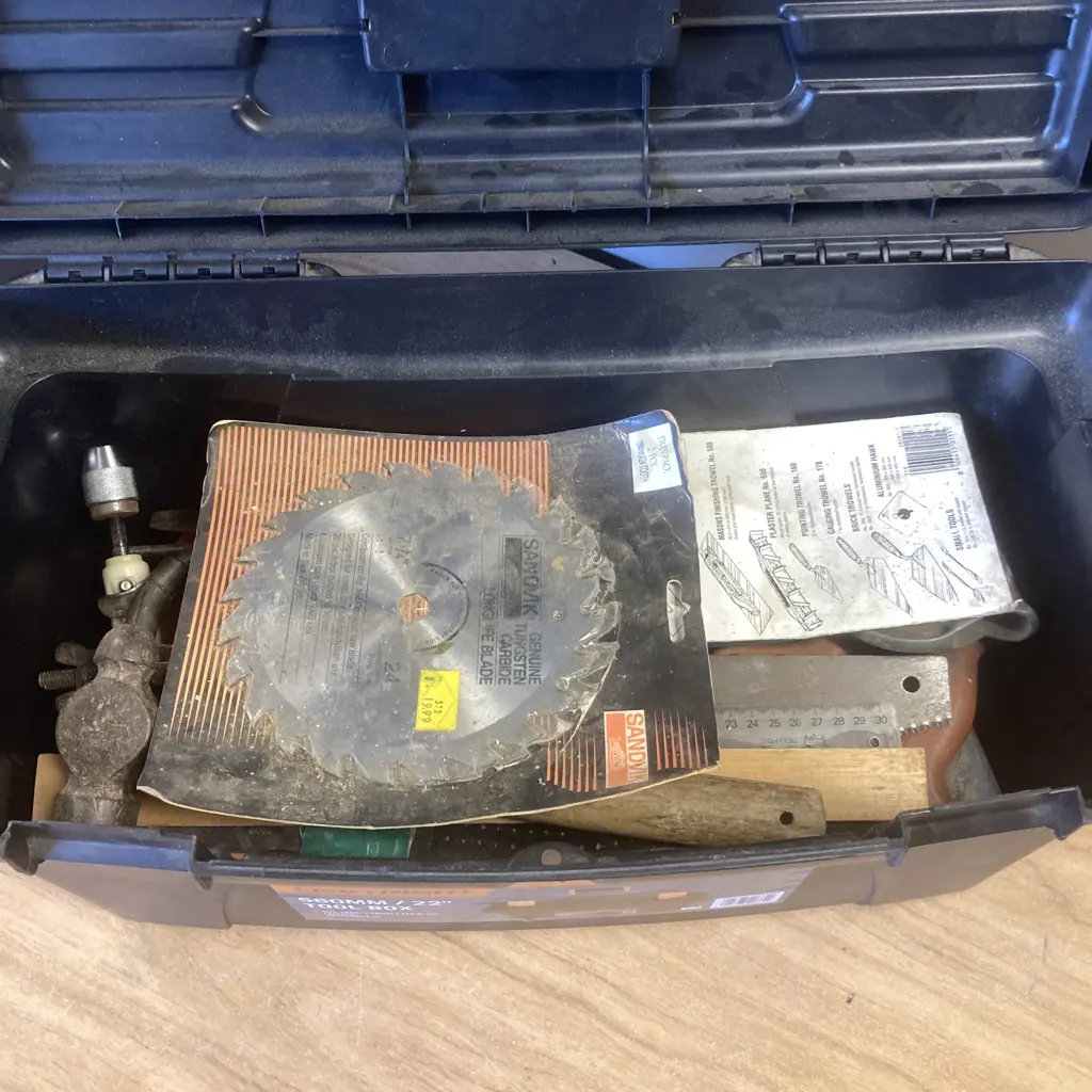 Craftright 22" Toolbox & Tools (AF To Top) Image 1++