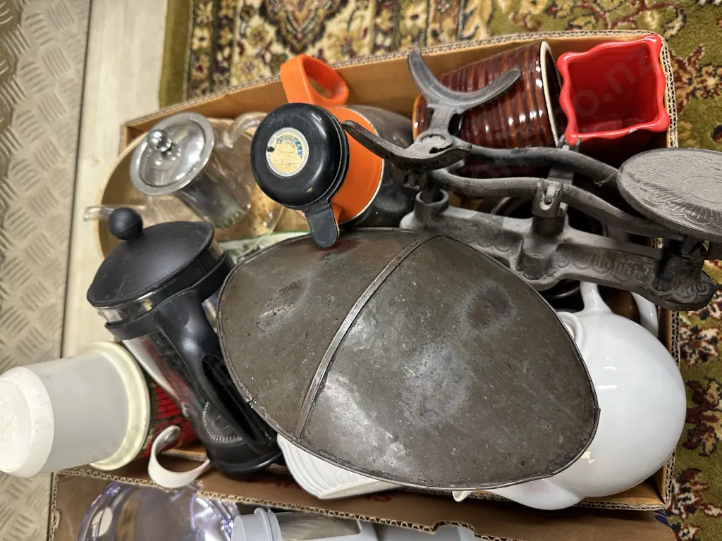 Box Assorted Vintage Items Image 1++