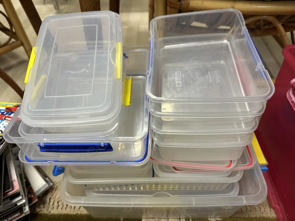 Clear Bin And Plasticware Image 1++