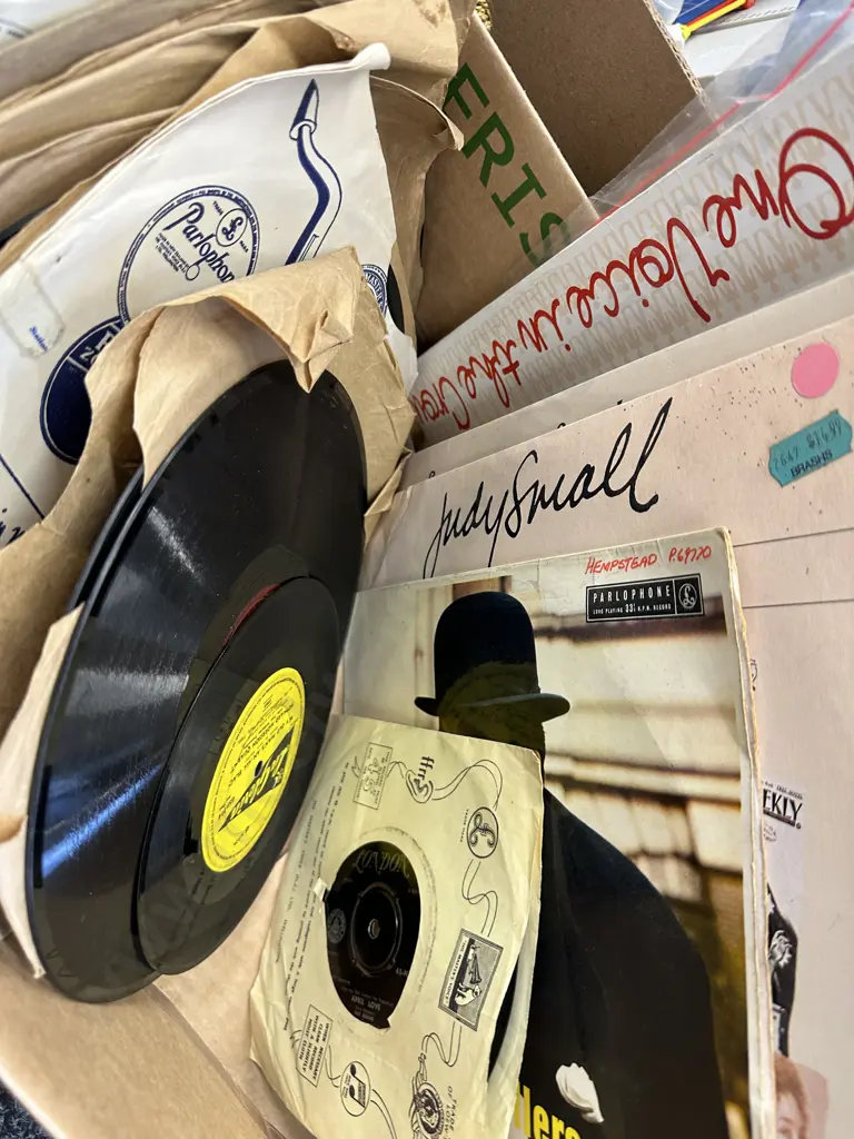 Lot of 78s, LPs & 45s Image 1++