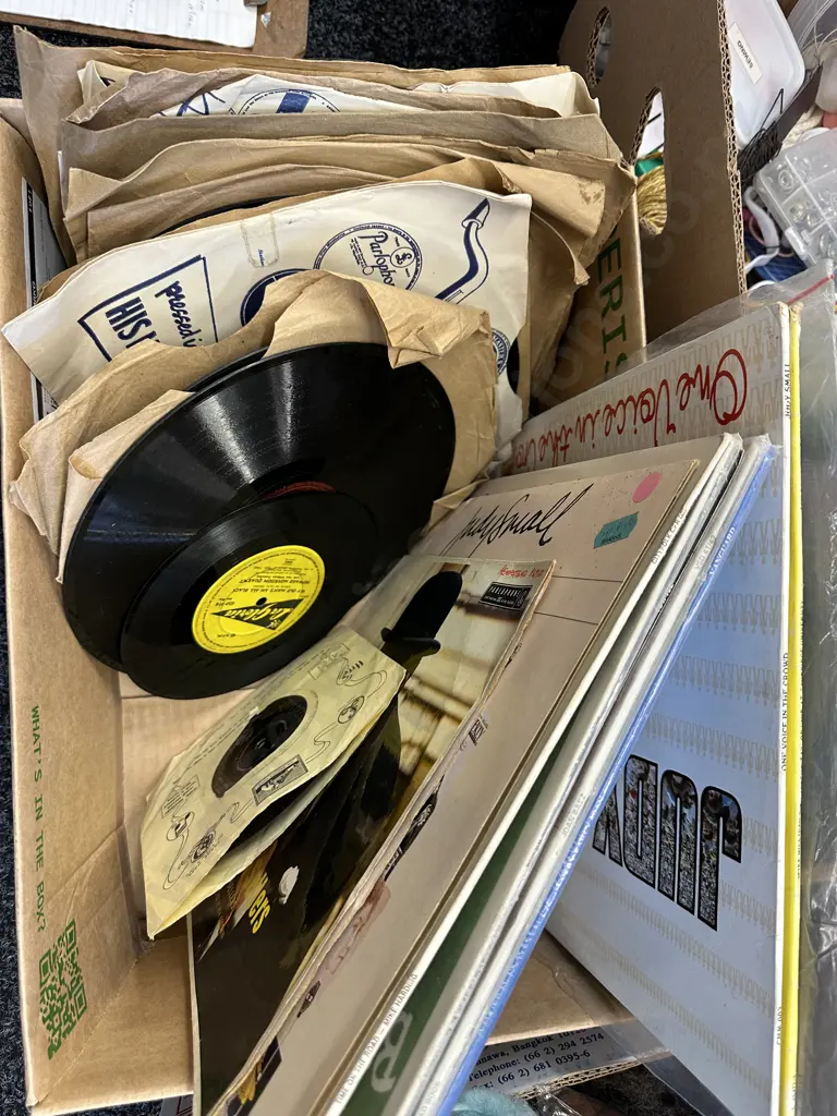 Lot of 78s, LPs & 45s Image 1++