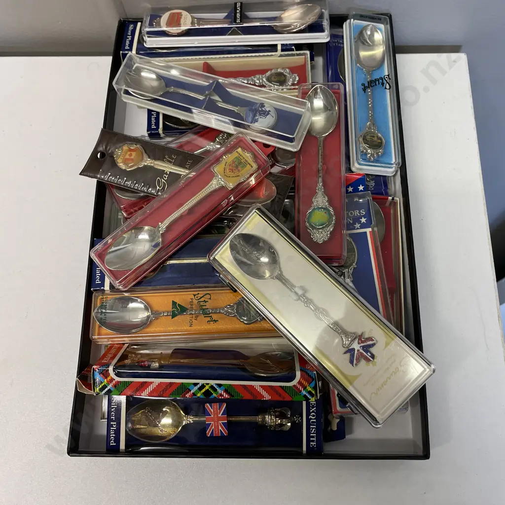 Box lot of Collectors Teaspoons Image 1++