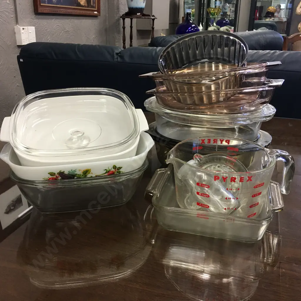 Selection of Lidded Glass Casserole Dishes, Pyrex Jug Etc Image 1++