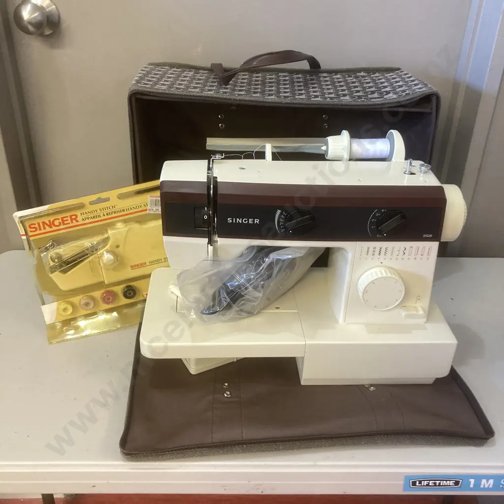 Singer Sewing Machine In Carry Case Image 1++