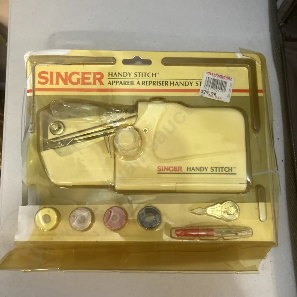 Singer Sewing Machine In Carry Case Image 1++