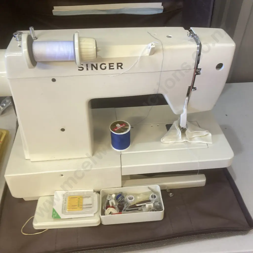 Singer Sewing Machine In Carry Case Image 1++