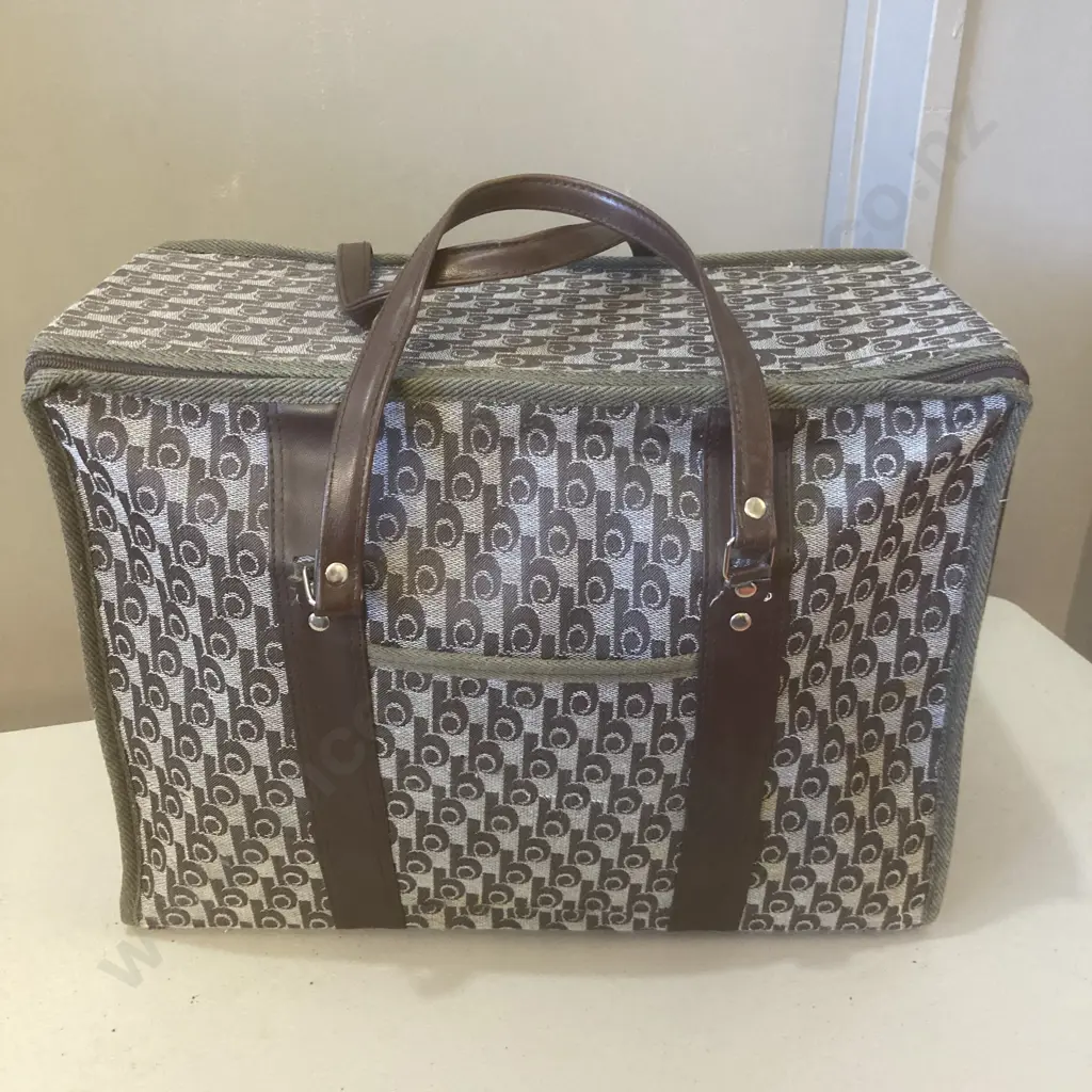 Singer Sewing Machine In Carry Case Image 1++