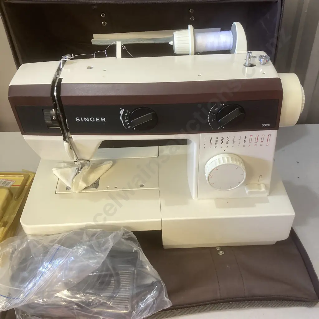 Singer Sewing Machine In Carry Case Image 1++