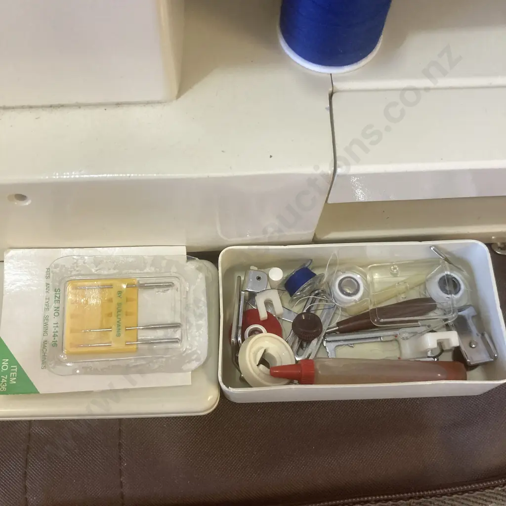 Singer Sewing Machine In Carry Case Image 1++