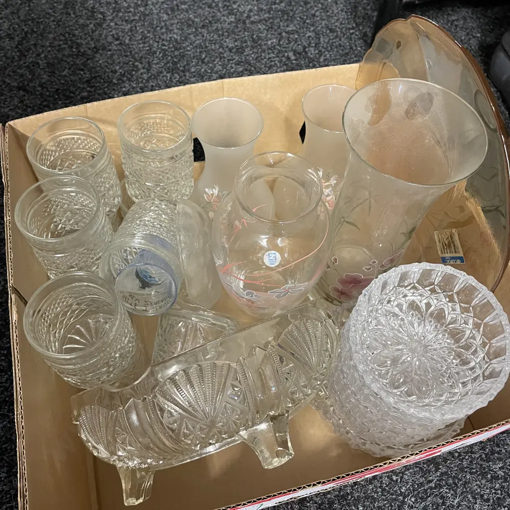 Box of Assorted Glassware Image 1++
