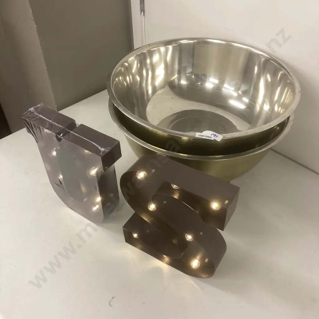 U and S LED Metal Letter Free Standing or Hanging Lights (23 x 20cm) & Pair of Large Footed Party Bowls Image 1++