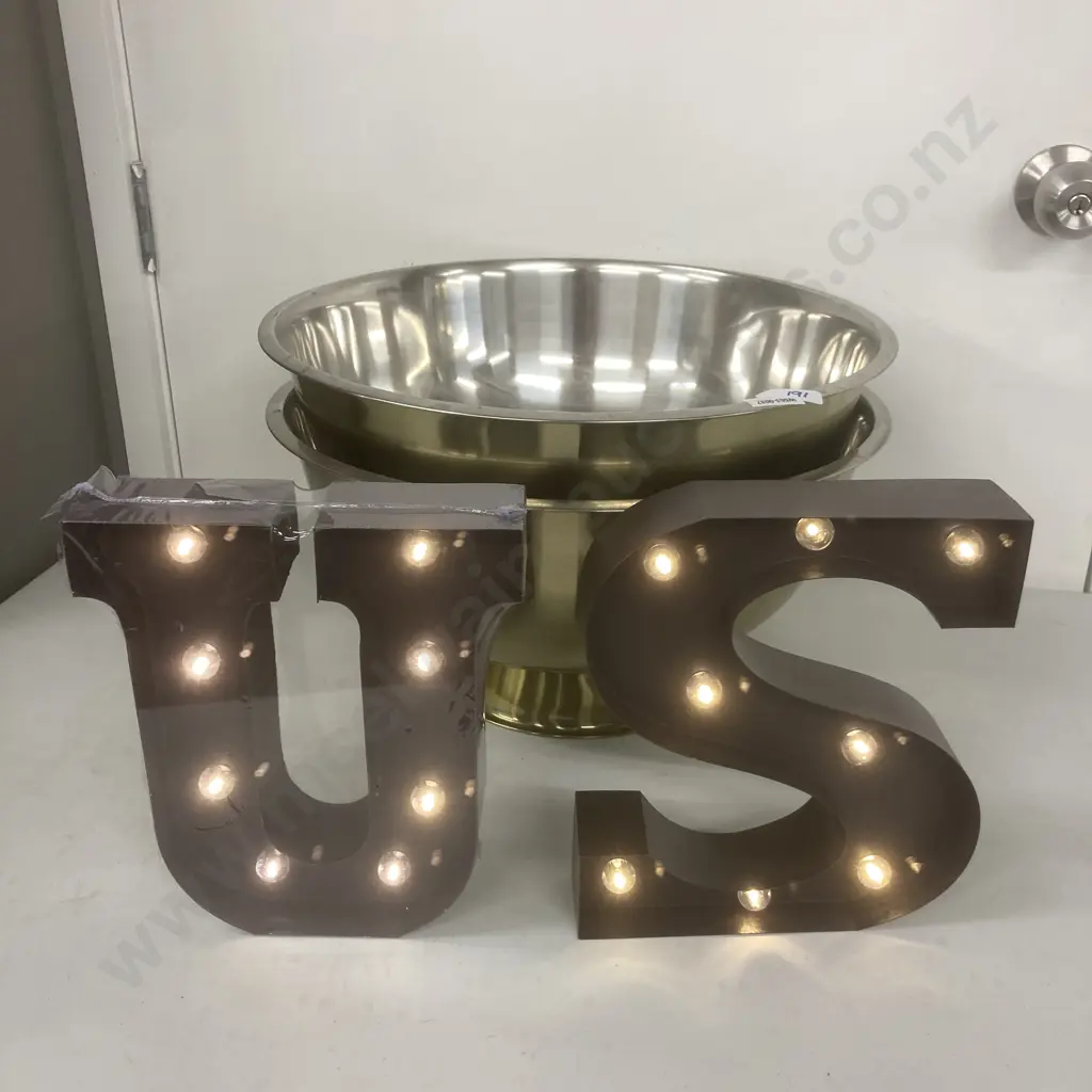 U and S LED Metal Letter Free Standing or Hanging Lights (23 x 20cm) & Pair of Large Footed Party Bowls Image 1++