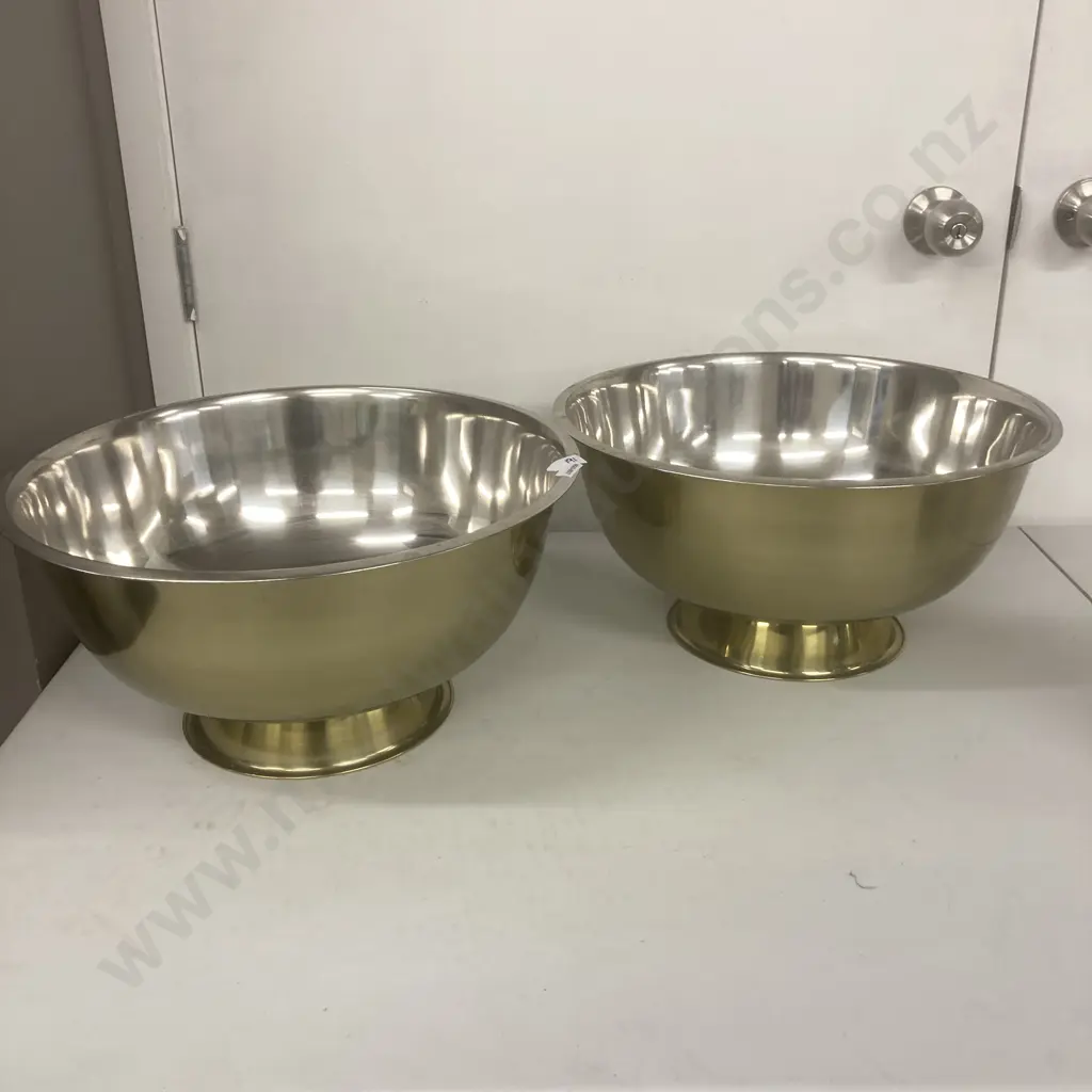 U and S LED Metal Letter Free Standing or Hanging Lights (23 x 20cm) & Pair of Large Footed Party Bowls Image 1++