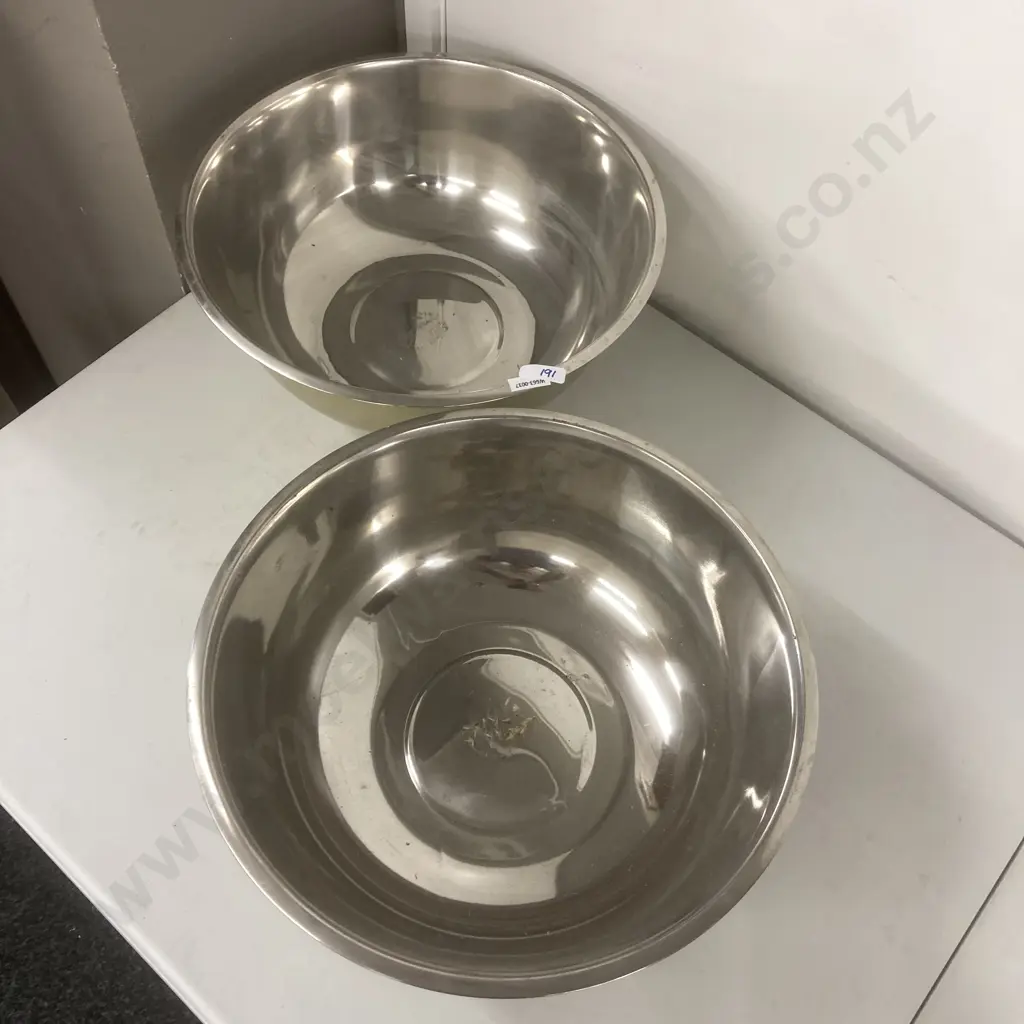 U and S LED Metal Letter Free Standing or Hanging Lights (23 x 20cm) & Pair of Large Footed Party Bowls Image 1++