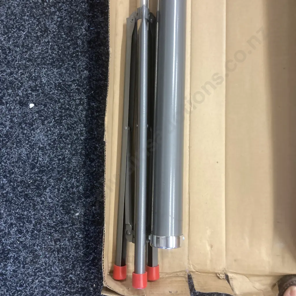 Vintage GILKON Precision Tripod Projector Screen In Original Box (Looks Unused) Image 1++