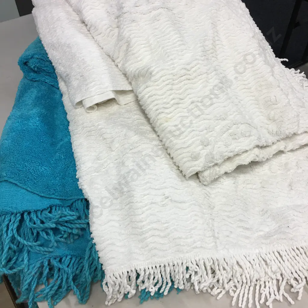 Vintage Single Bedspreads x2 Teal & White Image 1++