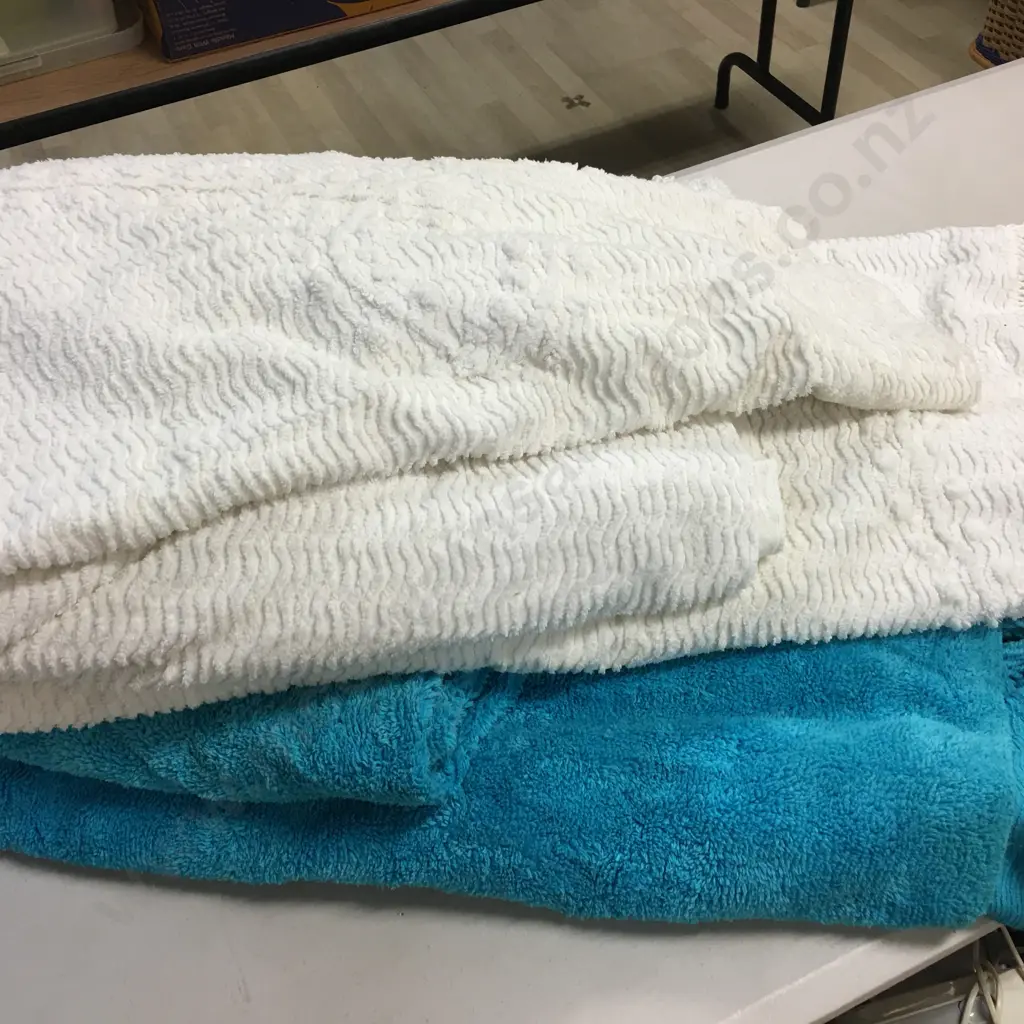 Vintage Single Bedspreads x2 Teal & White Image 1++