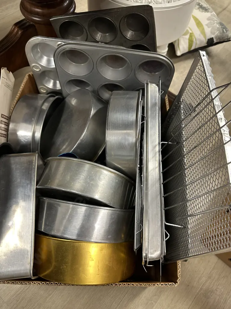 Box Lot Bakeware & Racks Etc Image 1++