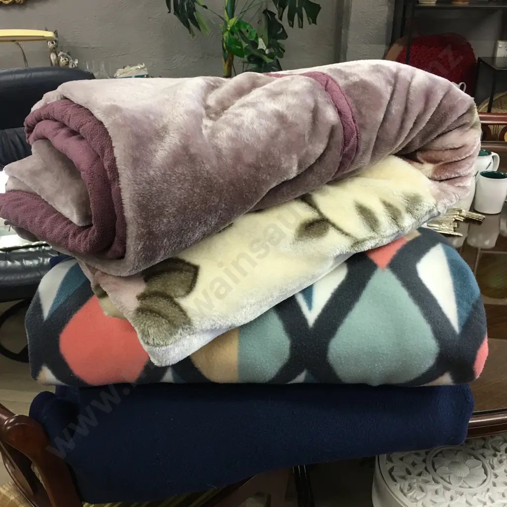 Blankets x3 Navy Blue & Patterned  Image 1++