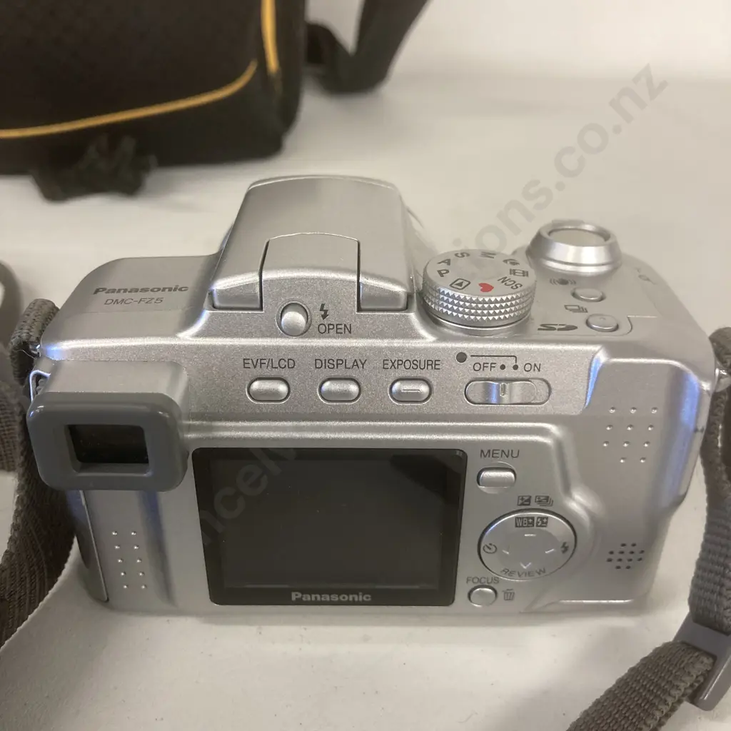 Panasonic Lumix DMC-FZ5, 12 x Optical Zoom, Carry Bag, Cards, Charger Etc Image 1++