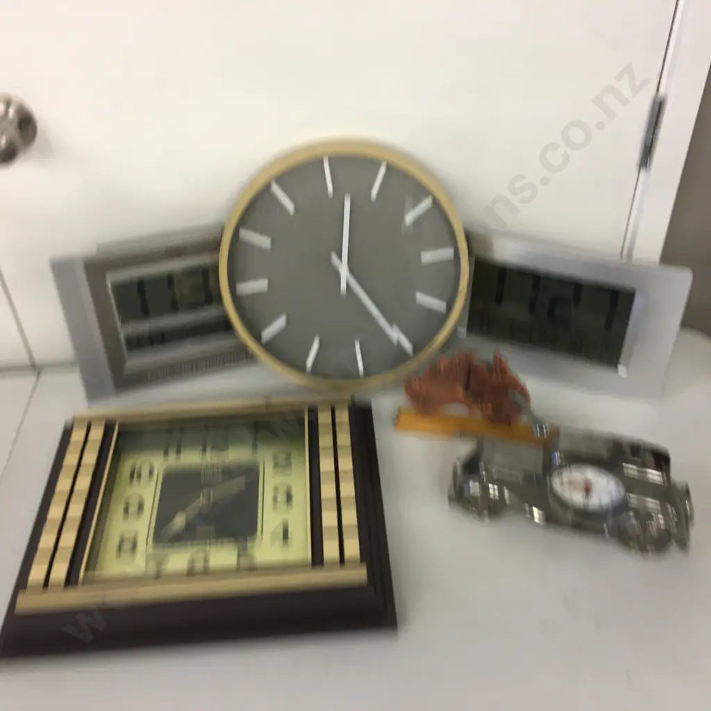 Selection of Vintage Clocks Image 1++