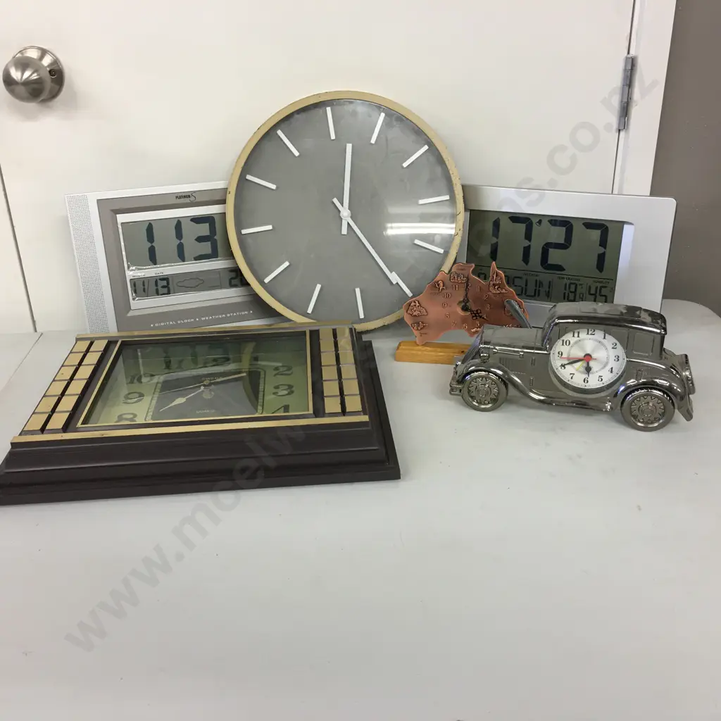 Selection of Vintage Clocks Image 1++