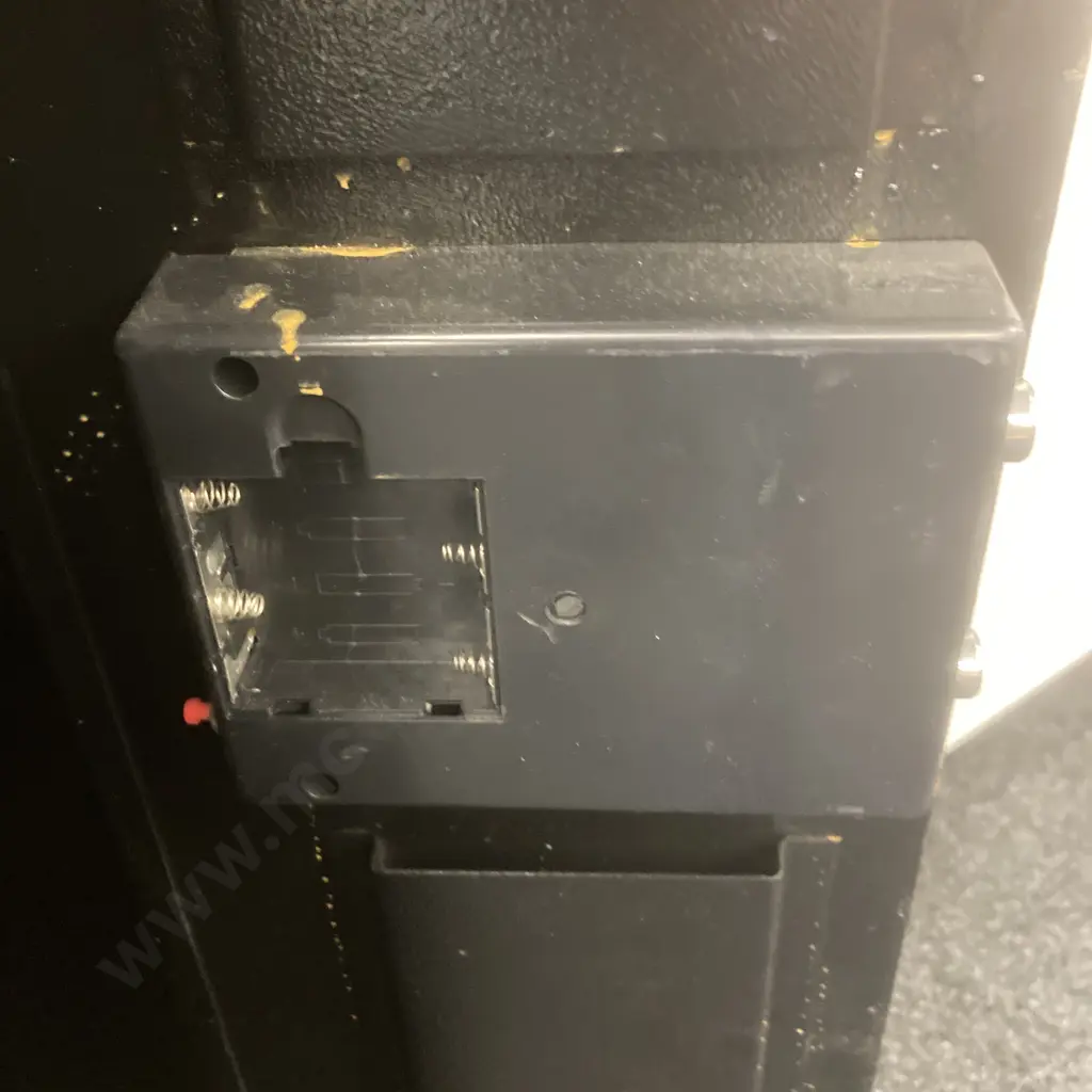 Metal Gun Cabinet With Keys, H132.5 W26 D22cm (Not Working) Image 1++