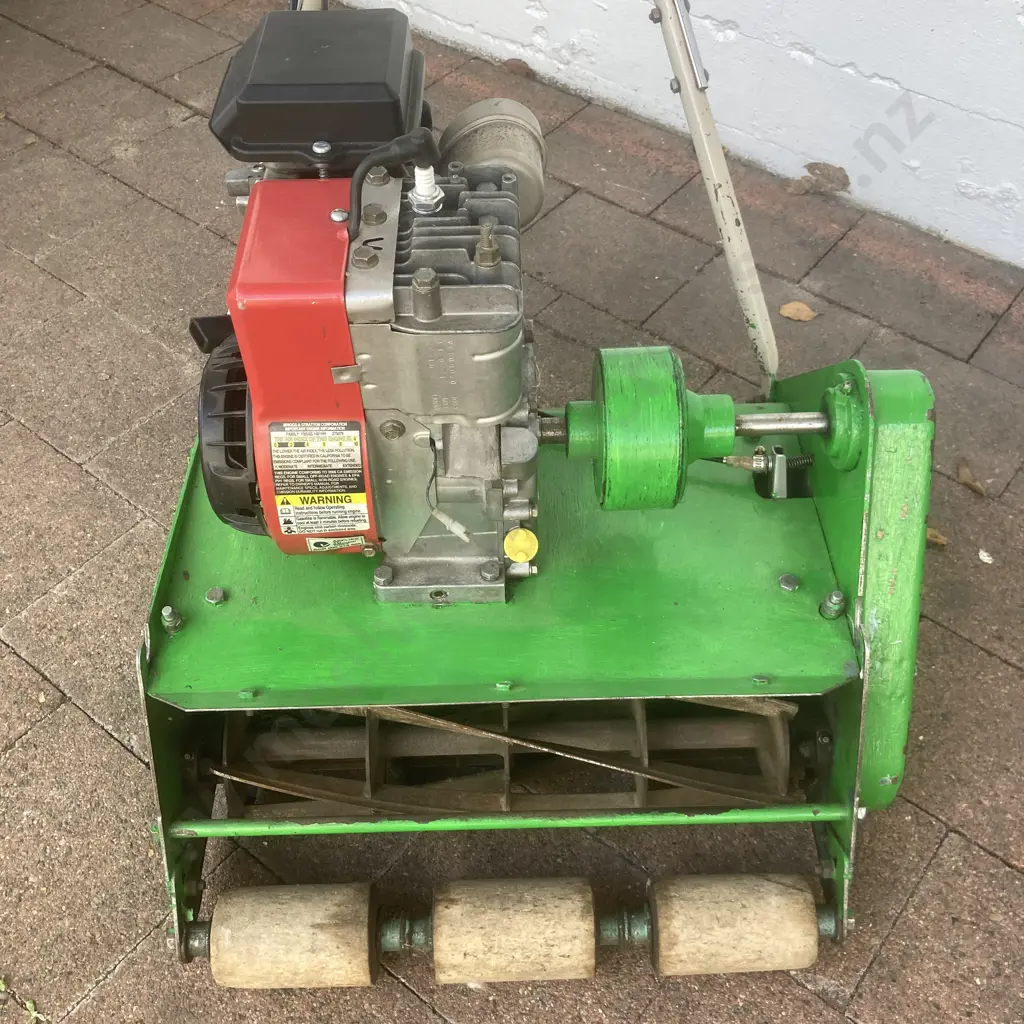 Reel Mower With Catcher, Briggs & Stratton 3.5Hp Engine Image 1++